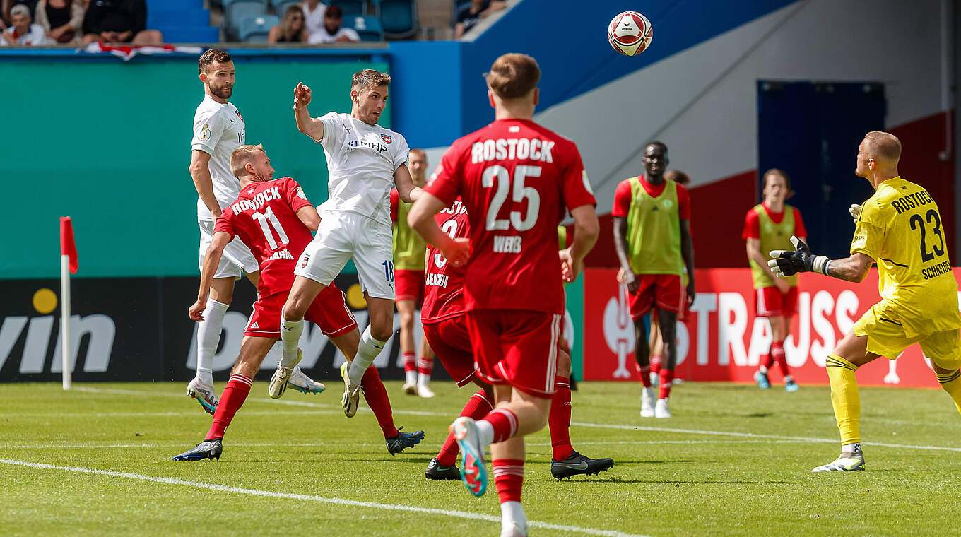 In der ersten Runde des DFB-Pokal gegen Heidenheim gescheitert: der Rostocker FC © Imago Images