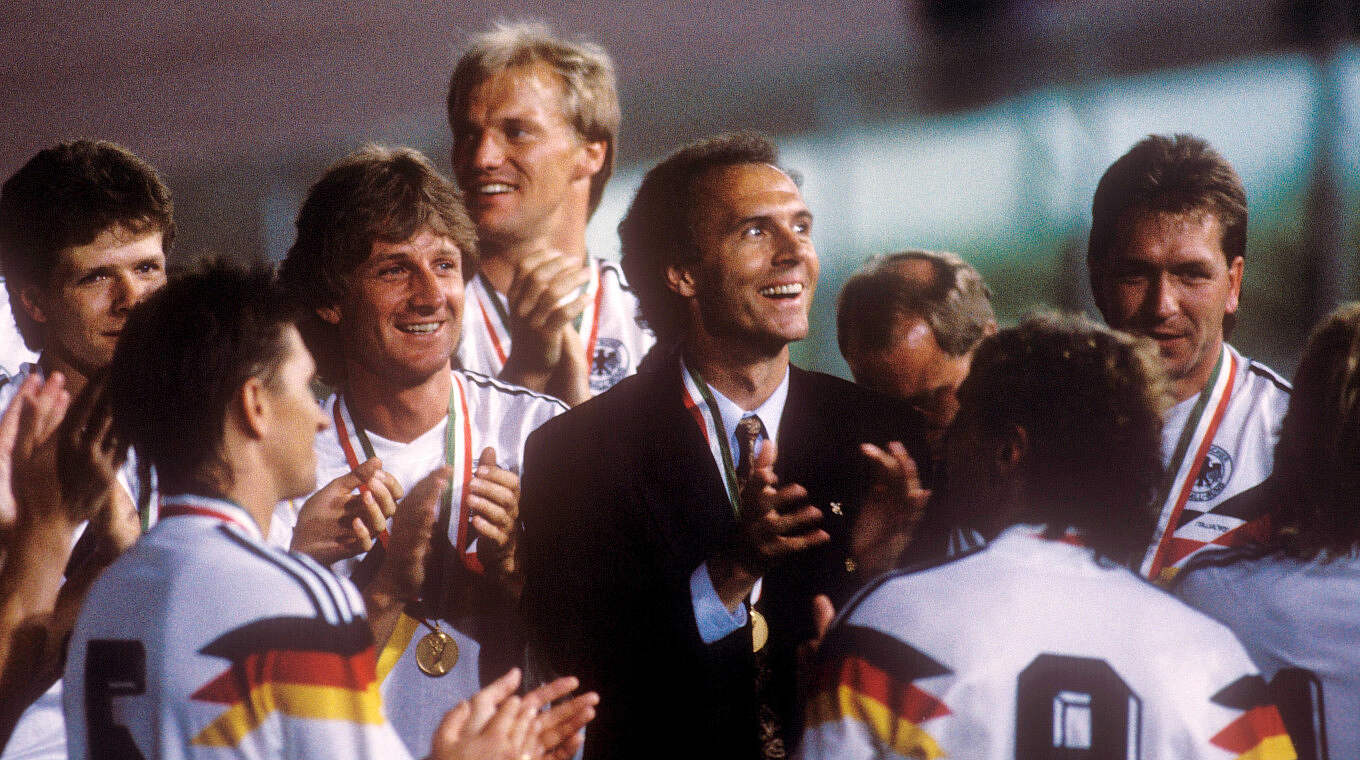 World champion as coach: Franz Beckenbauer (m.) and the Germany national team in Rome in 1990 © imago