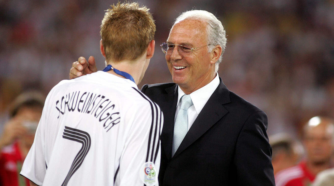 Bei der WM 2006 stand Beckenbauer (hier mit Bastian Schweinsteiger) dem WM-OK vor.  © imago