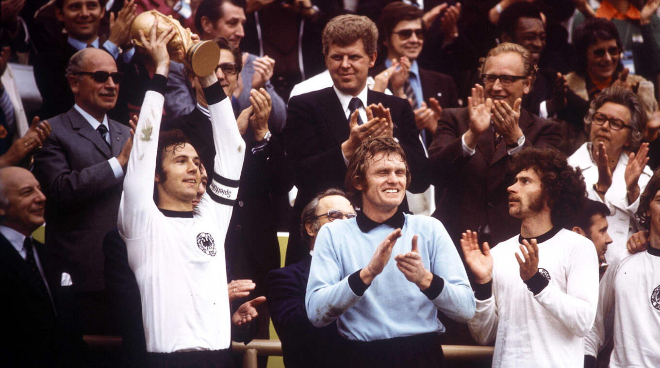 Größter Erfolg als Nationalspieler: Beckenbauer mit dem WM-Pokal 1974 in München © imago