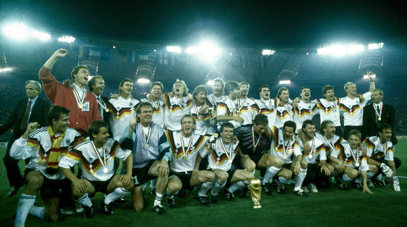Ein starkes Team: Weltmeister 1990. Für Beckenbauer (oben, Zweiter von links) war es bereits der zweite WM-Titel.  © imago