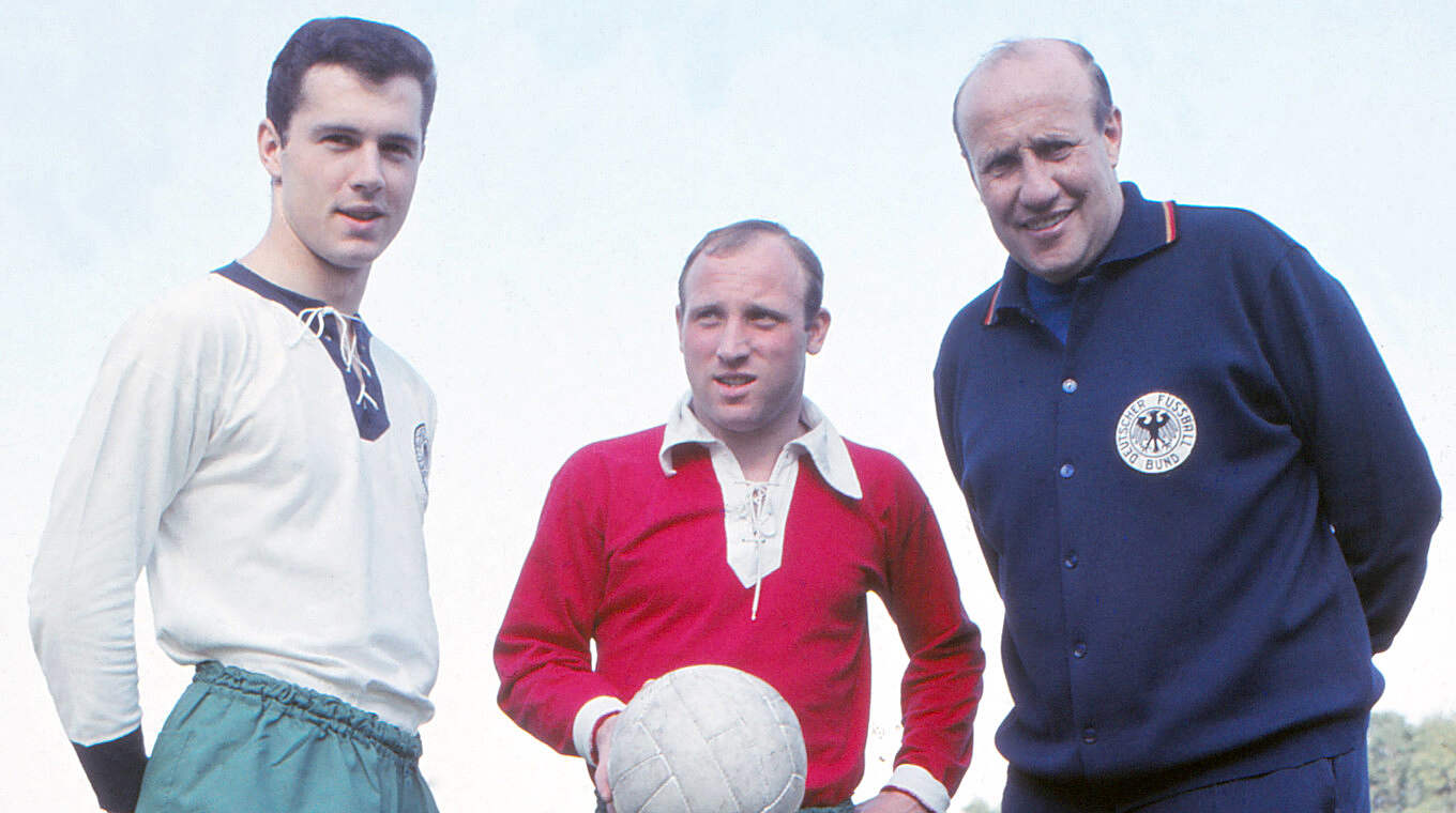 Vor der WM 1966 mit Uwe Seeler und Bundestrainer Helmut Schön.  © imago