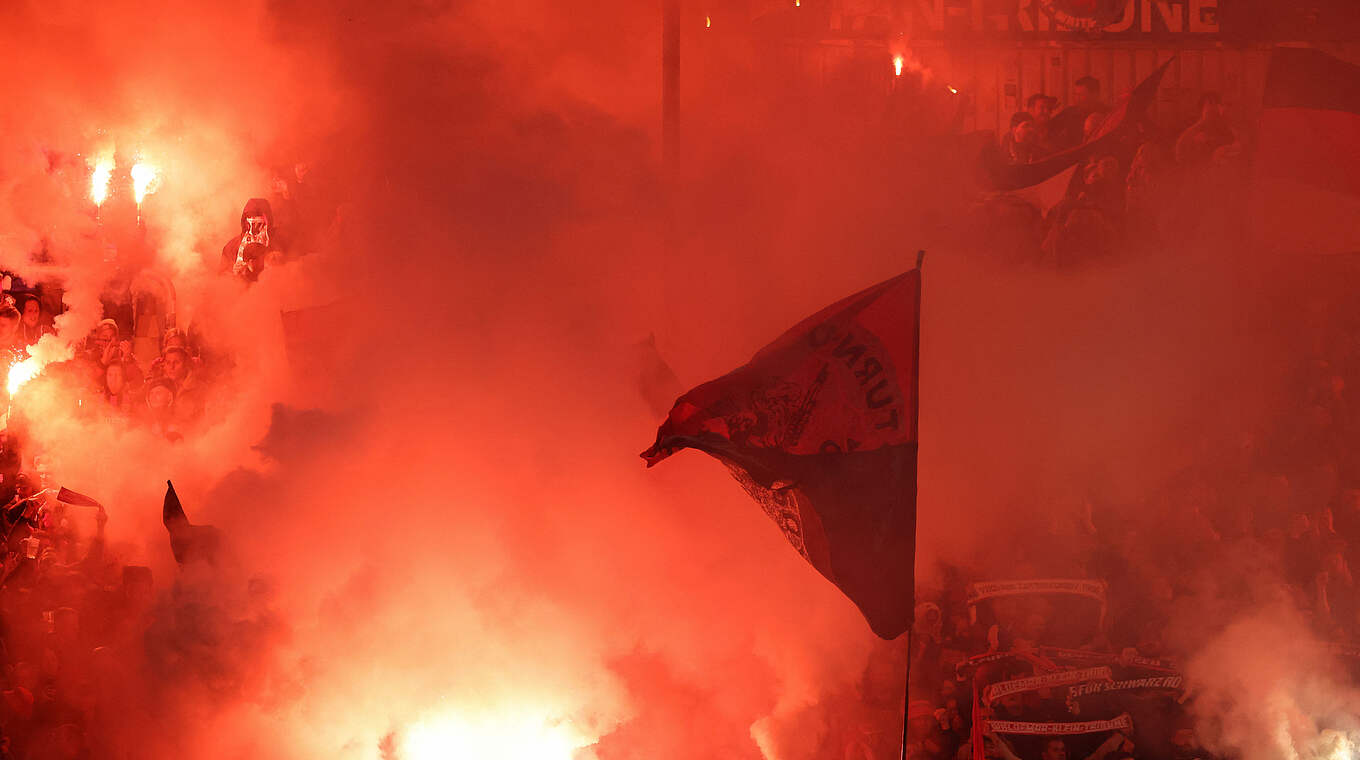 Pyrotechnik im Pokal: Geldstrafe für Bayer Leverkusen © 2023 Getty Images