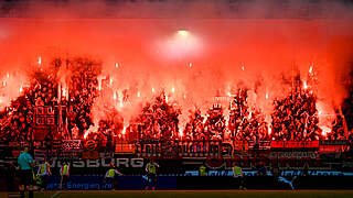Massiver Einsatz von Pyrotechnik bei drei Spielen: Geldstrafe gegen den FC Augsburg © imago