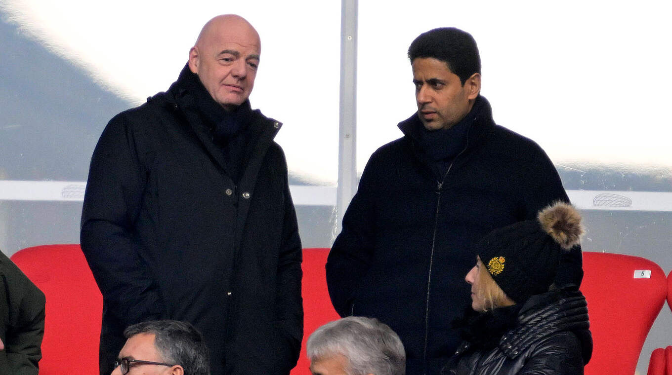 FIFA-Präsident Gianni Infantino und Nasser Al-Khelaifi (rechts) © imago