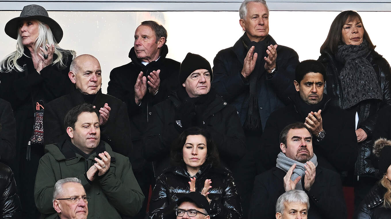 Obere Reihe: Berti Vogts und Rainer Bonhof  (2. und 3. von links)
2. Reihe von oben: DFB-Präsident Bernd Neuendorf, Gianni Infantino, Nasser Al-Khelaifi © Getty Images