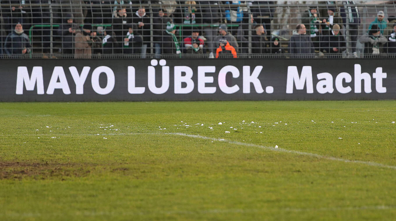 Schneeballwurf beim Spiel gegen Waldhof Mannheim: Geldstrafe für den VfB Lübeck © imago