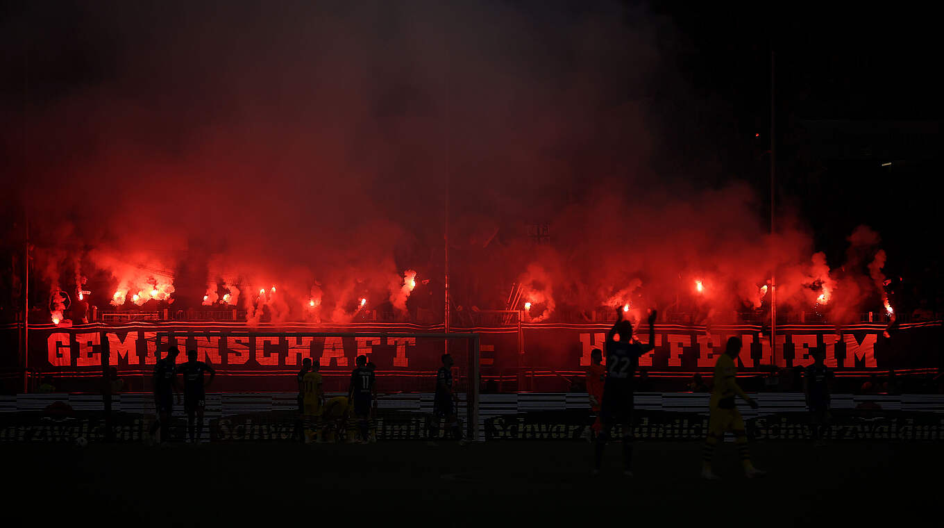 Bengalische Feuer im Heimspiel gegen den BVB: Geldstrafe für die TSG Hoffenheim © 2023 Getty Images
