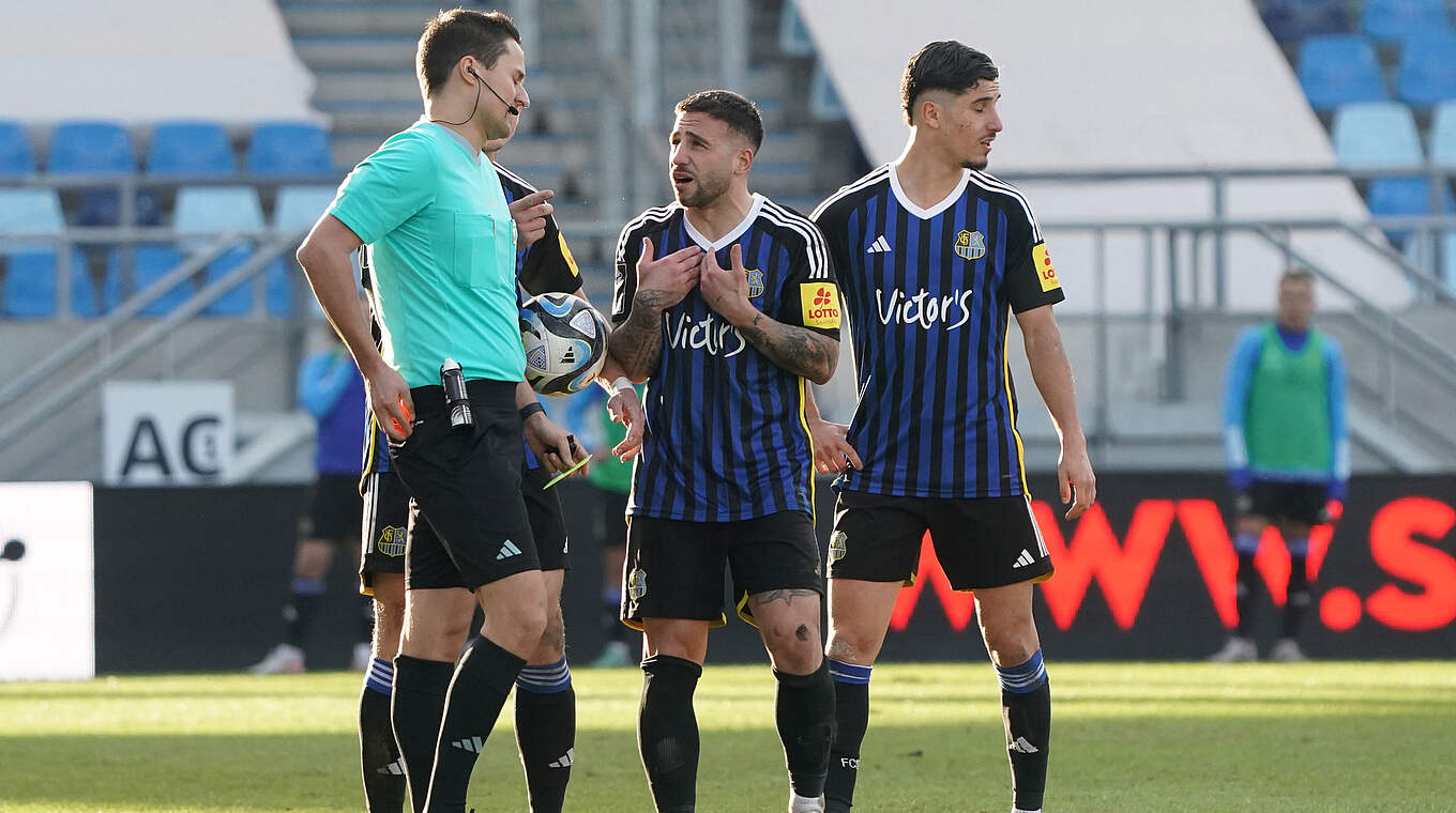 Sieht im Spiel gegen Ingolstadt die Rote Karte: Saarbrückens Calogero Rizzuto (M.) © Getty Images