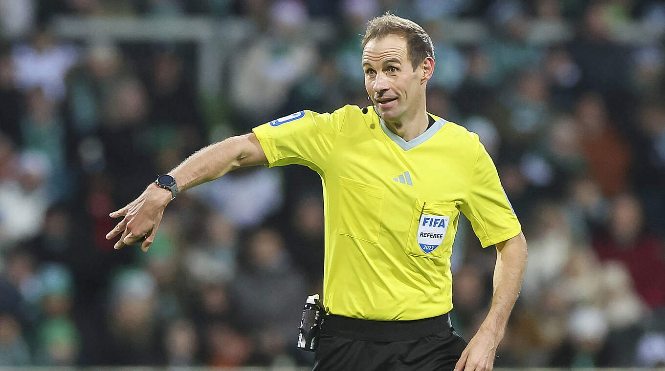 In Hamburg im Pokalviertelfinale im Einsatz: FIFA-Referee Sascha Stegemann © imago