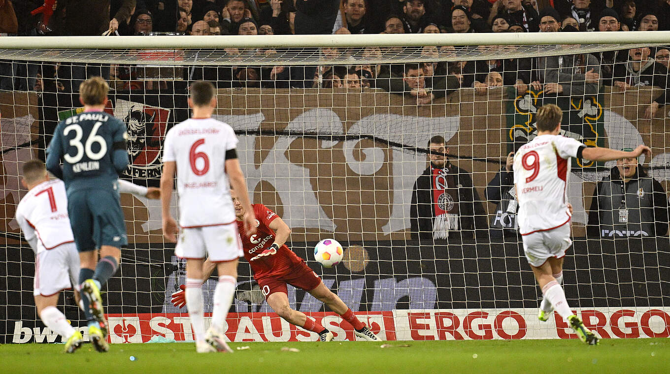 Vincent Vermeij (l.) put the away side in front from the spot © Getty Images