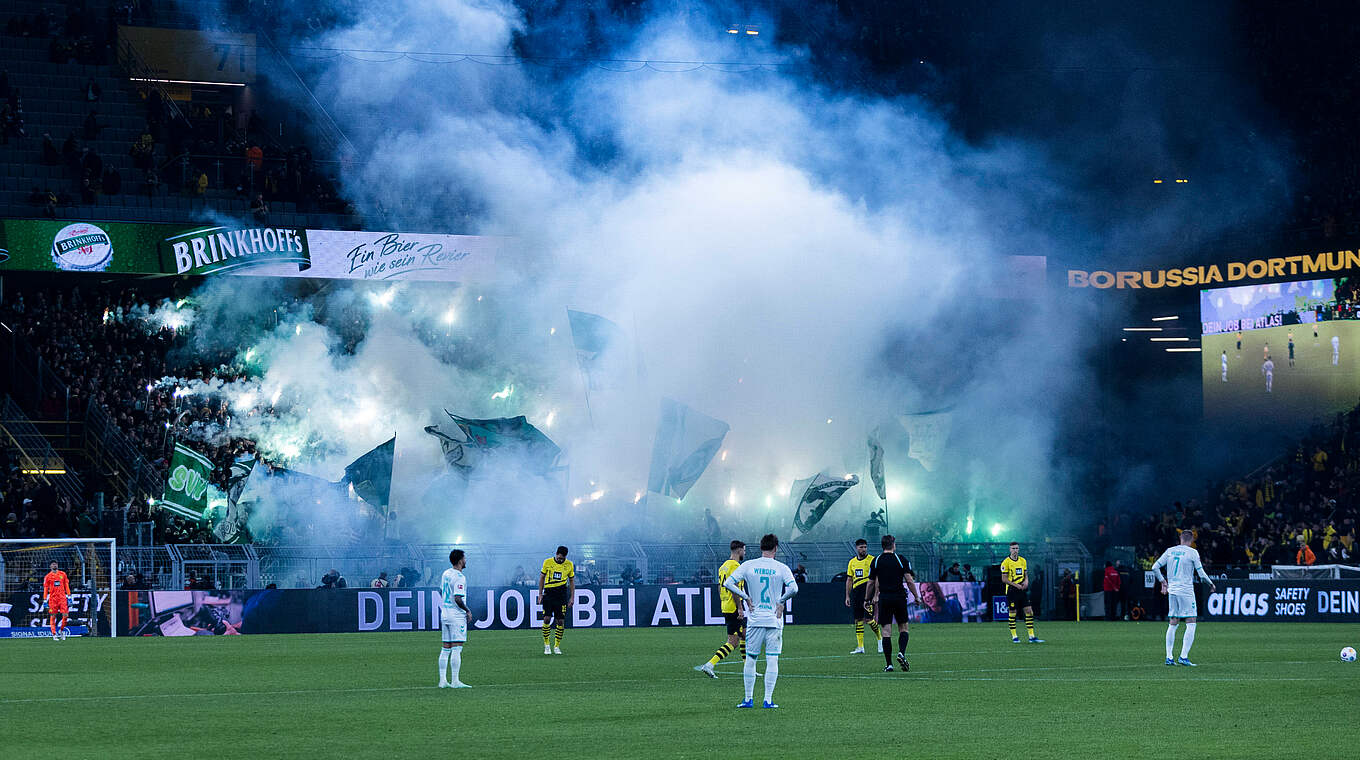 Pyrotechnik abgebrannt: Werder Bremen muss Geldstrafen zahlen © imago