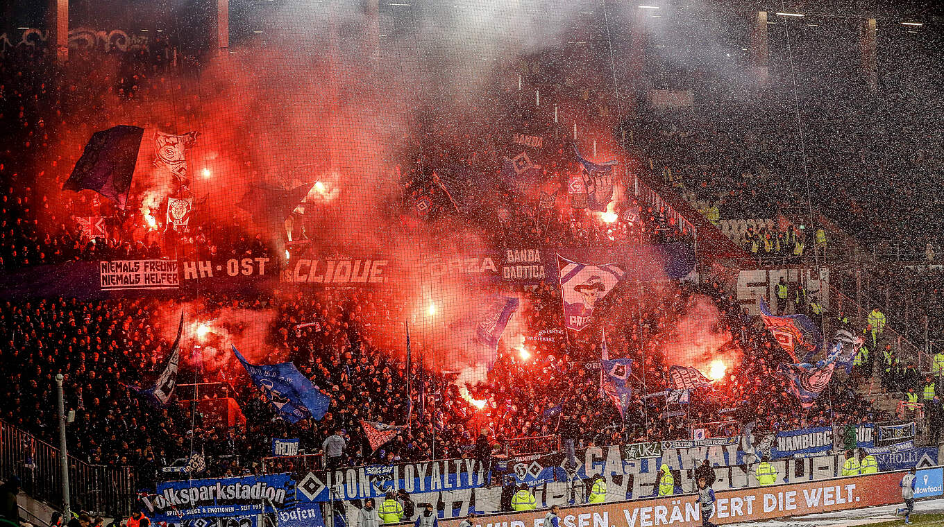 Pyrotechnik im Gastspiel bei St. Pauli: Geldstrafe für den Hamburger SV © IMAGO