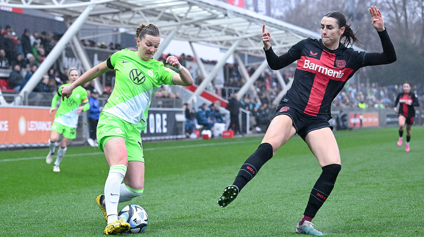 Alexandra Popp (l.) im Zweikampf mit Selina Ostermeier © Getty Images