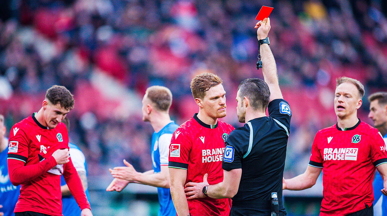 Sieht im Spiel gegen Rostock die Rote Karte: Hannovers Marcel Halstenberg © imago