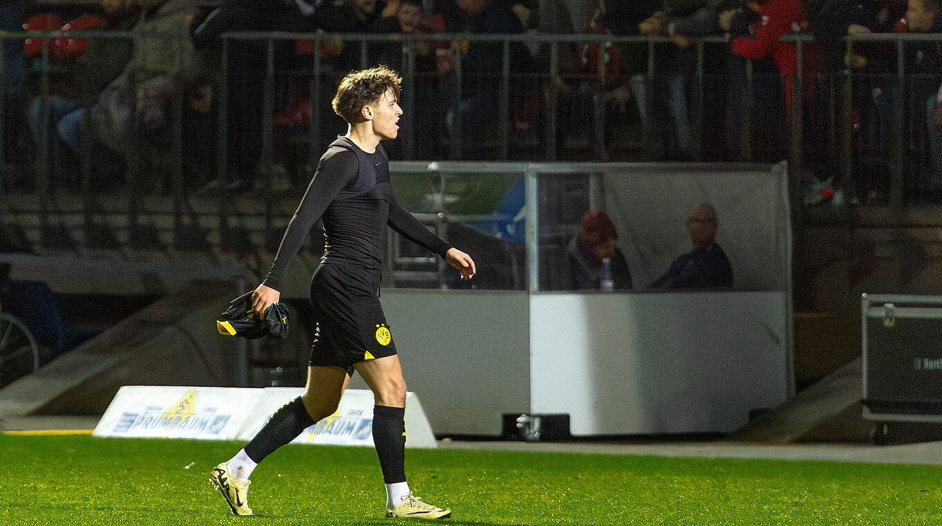 Muss einmal aussetzen und Geldstrafe zahlen: Julian Hettwer von Borussia Dortmund II © IMAGO/Fotostand