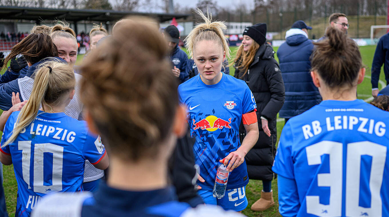 RB-Spielführerin Victoria Krug (M.): "Ein guter Teamgeist ist essenziell" © IMAGO