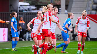 Führungstreffer: Das Team vom FC Bayern bejubelt das 1:0 © IMAGO