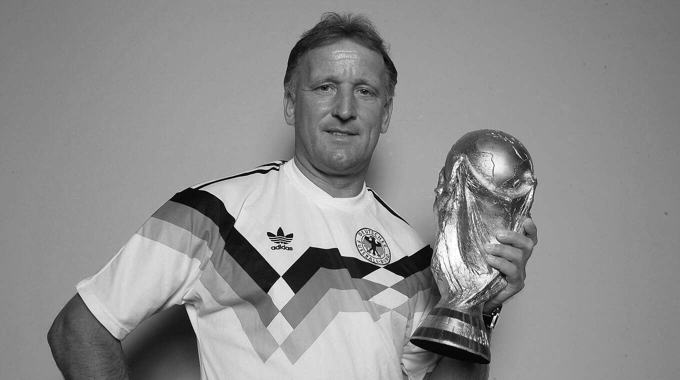 "Andy Brehme hat uns viele Sternstunden geschenkt": der Siegtorschütze mit WM-Pokal © imago