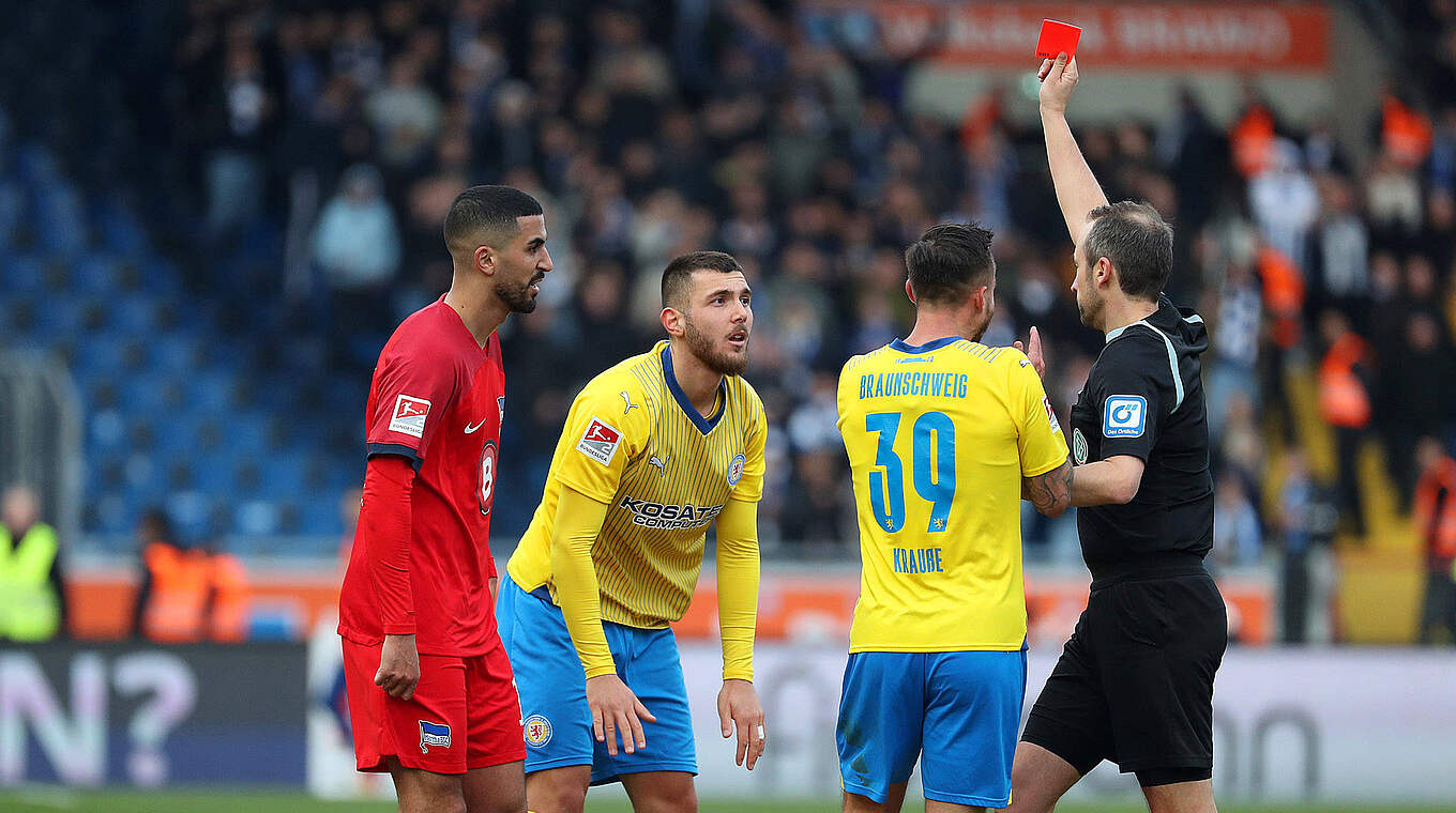 Muss nach Platzverweis zweimal aussetzen: Braunschweigs Hasan Kurucay (2.v.l.) © IMAGO/regios24