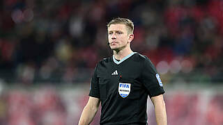 Leitet in Stuttgart sein 73. Bundesligaspiel: FIFA-Referee Robert Schröder © IMAGO