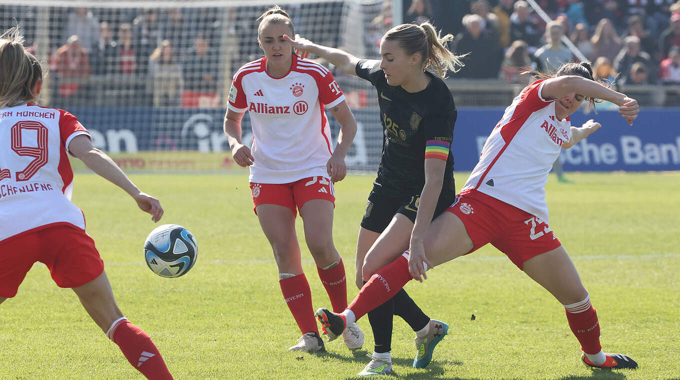 Unter Druck gesetzt: Eintracht-Kapitänin Laura Freigang (2.v.r.) © imago