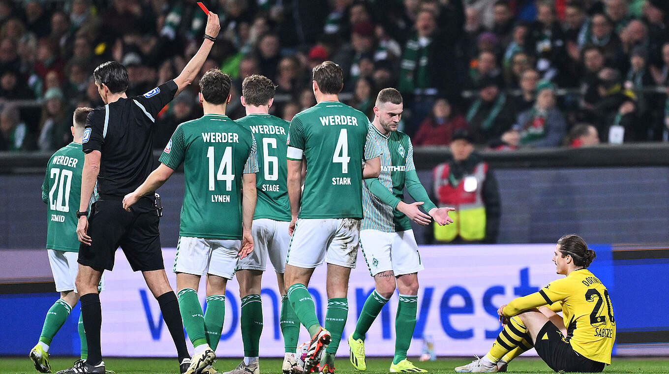 Nach Roter Karte für zwei Partien gesperrt: Dortmunds Marcel Sabitzer (r.) © Getty Images