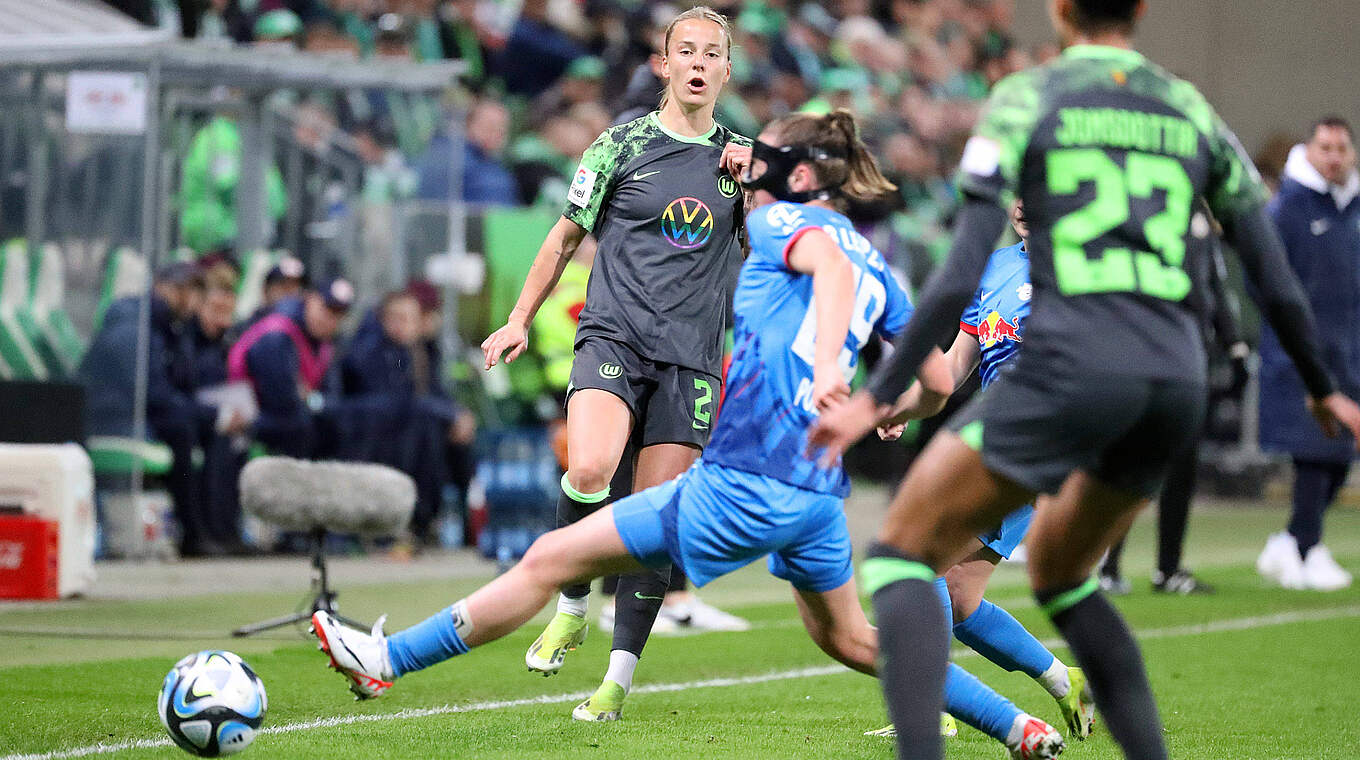 Präzise gespielt: Wolfsburgs Lynn Wilms bringt den Pass an ihrer Gegnerin vorbei © Getty Images