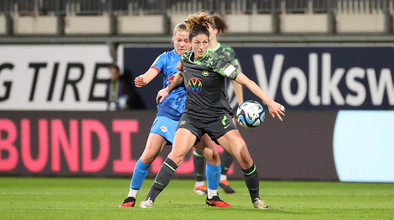 Abgeschirmt: Chantal Hagel (v.) sichert den Ball gegen ihre Leipziger Gegenspielerin © Getty Images