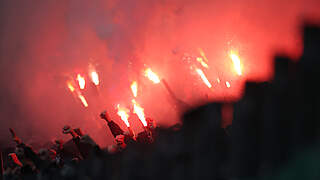 Massiver Einsatz von Pyrotechnik im Niedersachsenderby: Geldstrafe für Hannover 96 © 2023 Getty Images
