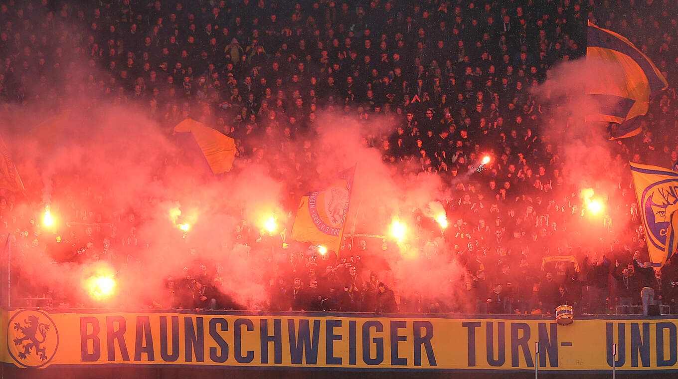 Massiver Einsatz von Pyrotechnik im Derby: Hohe Geldstrafe für Eintracht Braunschweig © 2023 Getty Images