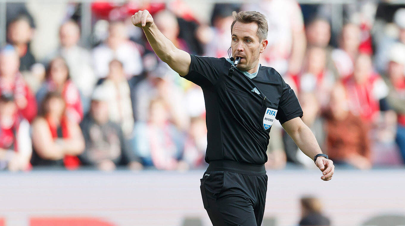 Leitet in Dortmund sein 177. Bundesligaspiel: FIFA-Referee Tobias Stieler © IMAGO/eu-images
