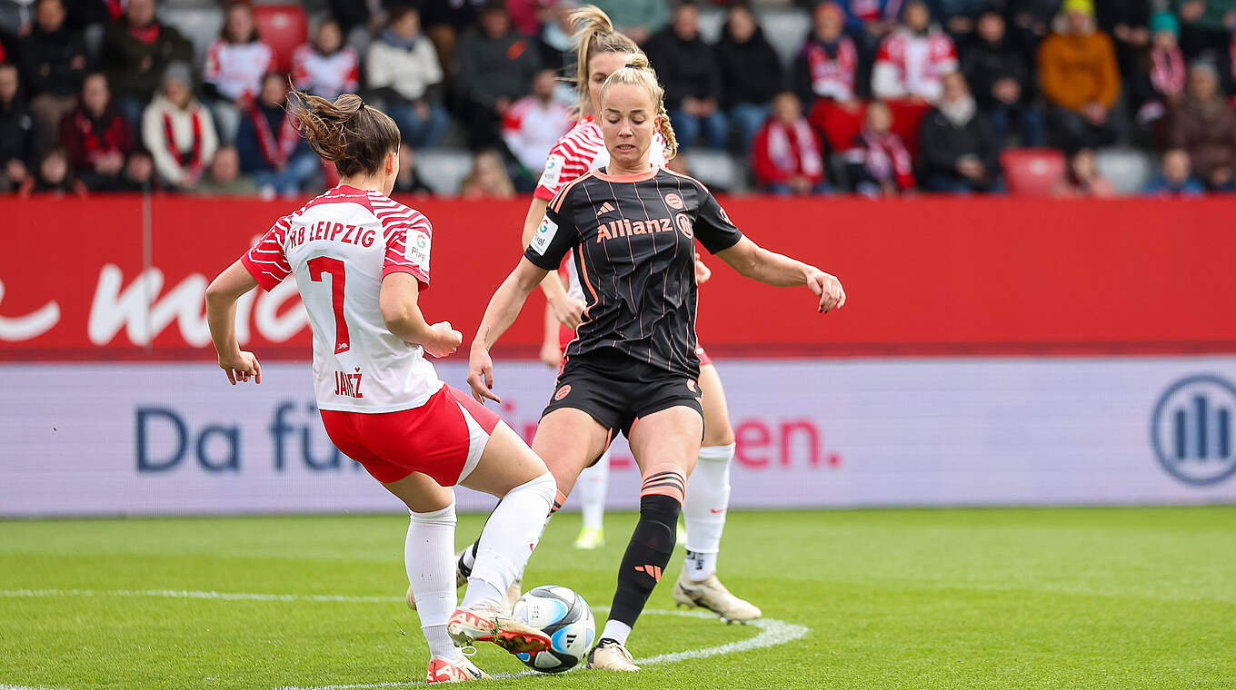 Im Zweikampf einen Schritt schneller: Bayerns Nationalspielerin Giulia Gwinn  © imago
