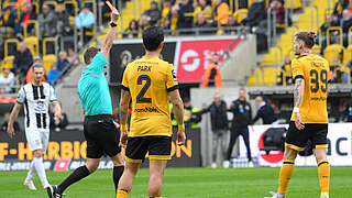 Nach seinem Platzverweis gesperrt: Kevin Ehlers von Dynamo Dresden (r.) © IMAGO/Eibner