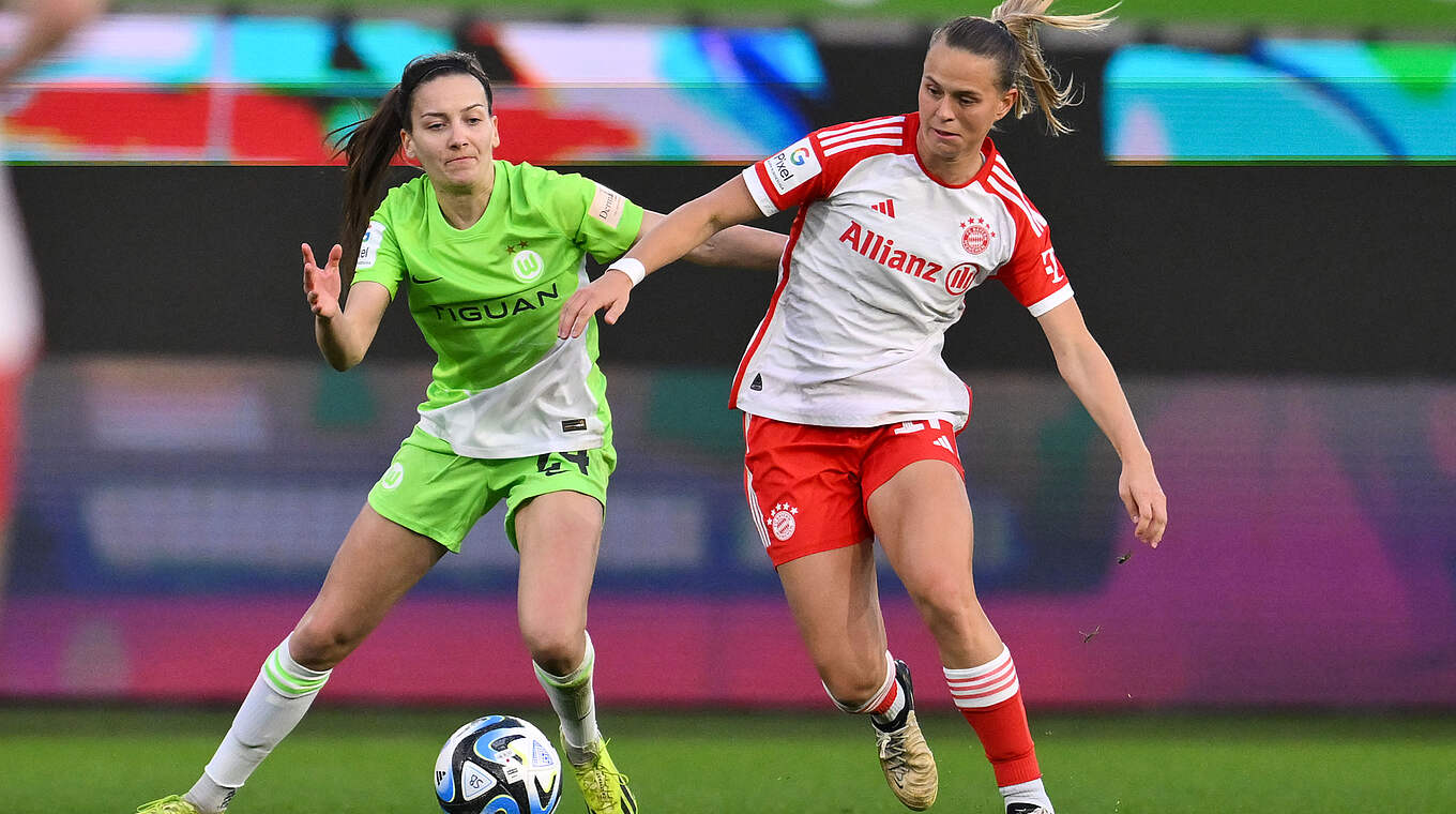 Im Duell: Wolfsburgs Joelle Wedemeyer gegen Klara Bühl (r.) © Getty Images