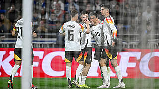 The perfect start to the year: Germany celebrate scoring against France in Lyon. © GES Sportfoto