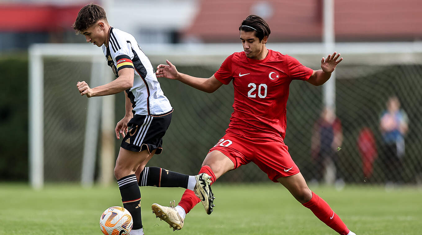 Im Zweikampf: Tom Bischof (l.) und Murat Arda Ayhan © Getty Images