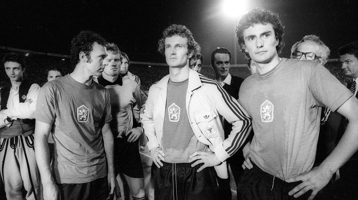 Nach dem EM-Finale 1976 (v.l.): Franz Beckenbauer, Rainer Bonhof und Dieter Müller © Imago Images