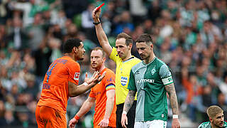 Zwei Spiele Sperre nach Platzverweis: Wolfsburgs Maxence Lacroix (l.) © 2024 Getty Images