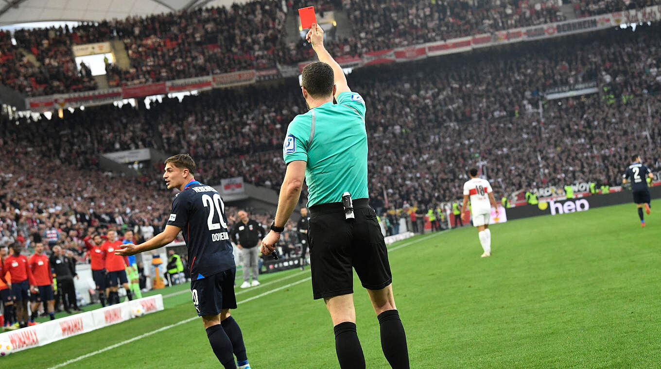 Muss nach Roter Karte zweimal aussetzen: Nikola Dovedan (l.) vom 1. FC Heidenheim © AFP/Getty Images