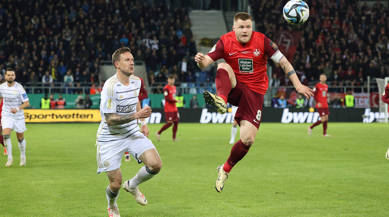 Battling for a place in the final: Kaiserslautern's Jean Zimmer (r.) up against Marcel Gaus © imago