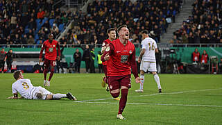 Setting Kaiserslautern on the road to victory: Marlon Ritter celebrates the opening goal © imago