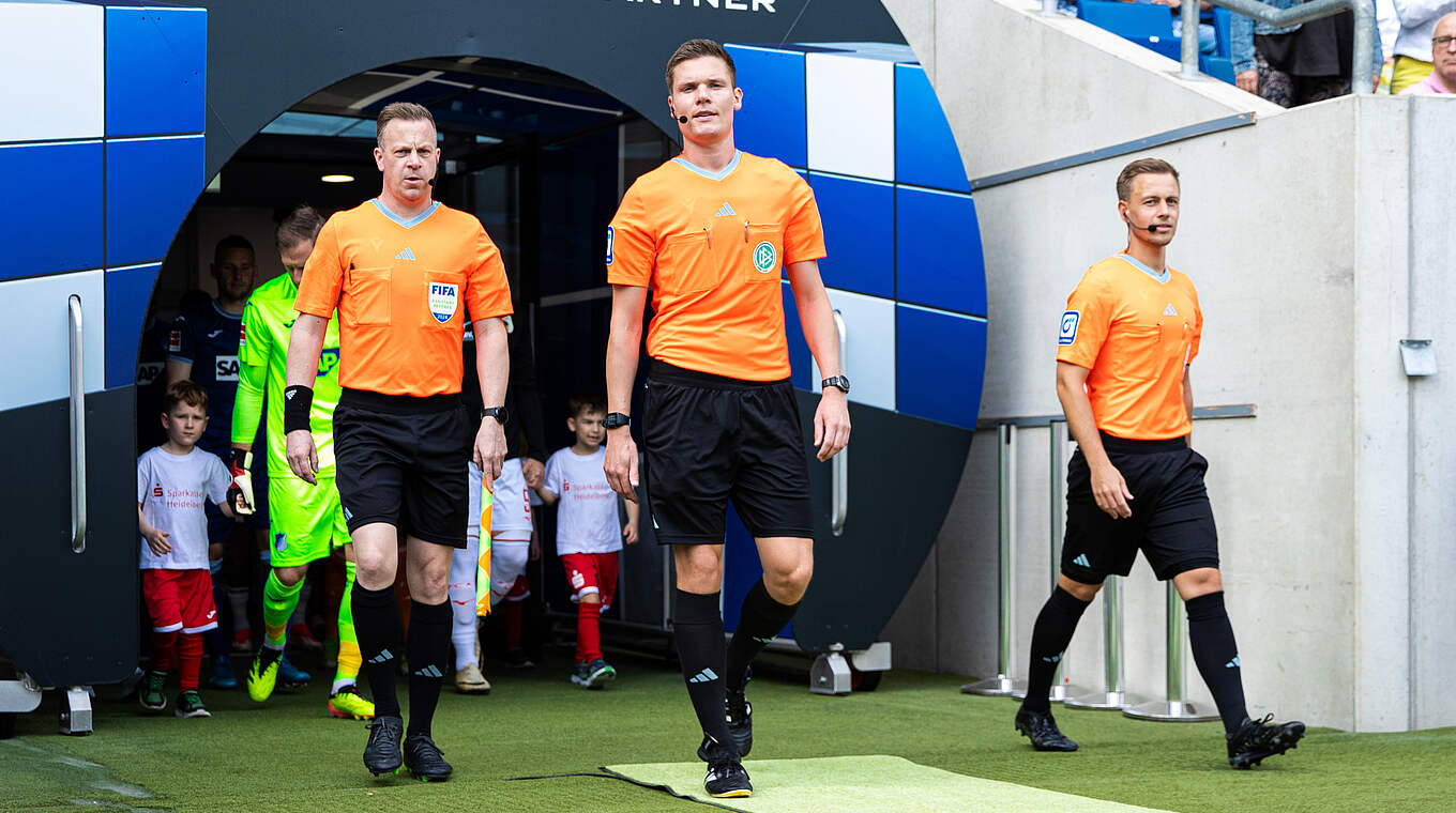 Florian Exner führt die Teams auf das Spielfeld © Yuliia Perekopaiko/DFB