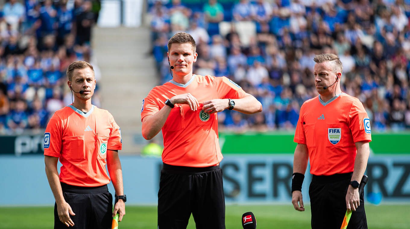 Seitenwahl vor dem Bundesliga-Debüt © Yuliia Perekopaiko/DFB