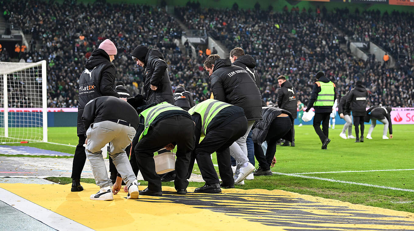 Fan-Proteste gegen Investoreneinstieg: Geldstrafe für den FC Augsburg © imago