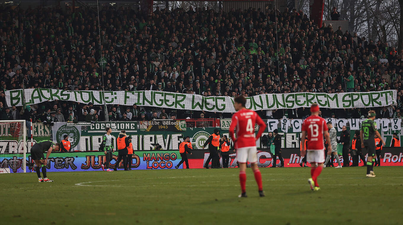 Fan-Proteste gegen Investoreneinstieg: Geldstrafe für den VfL Wolfsburg © 2024 Getty Images