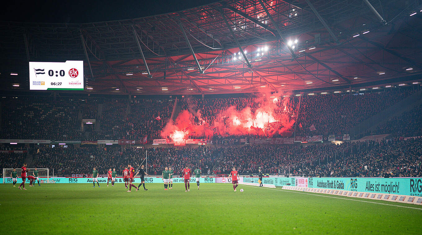 Pyrotechnik in Hannover gezündet: Der 1. FC Kaiserslautern muss Geldstrafe zahlen © imago
