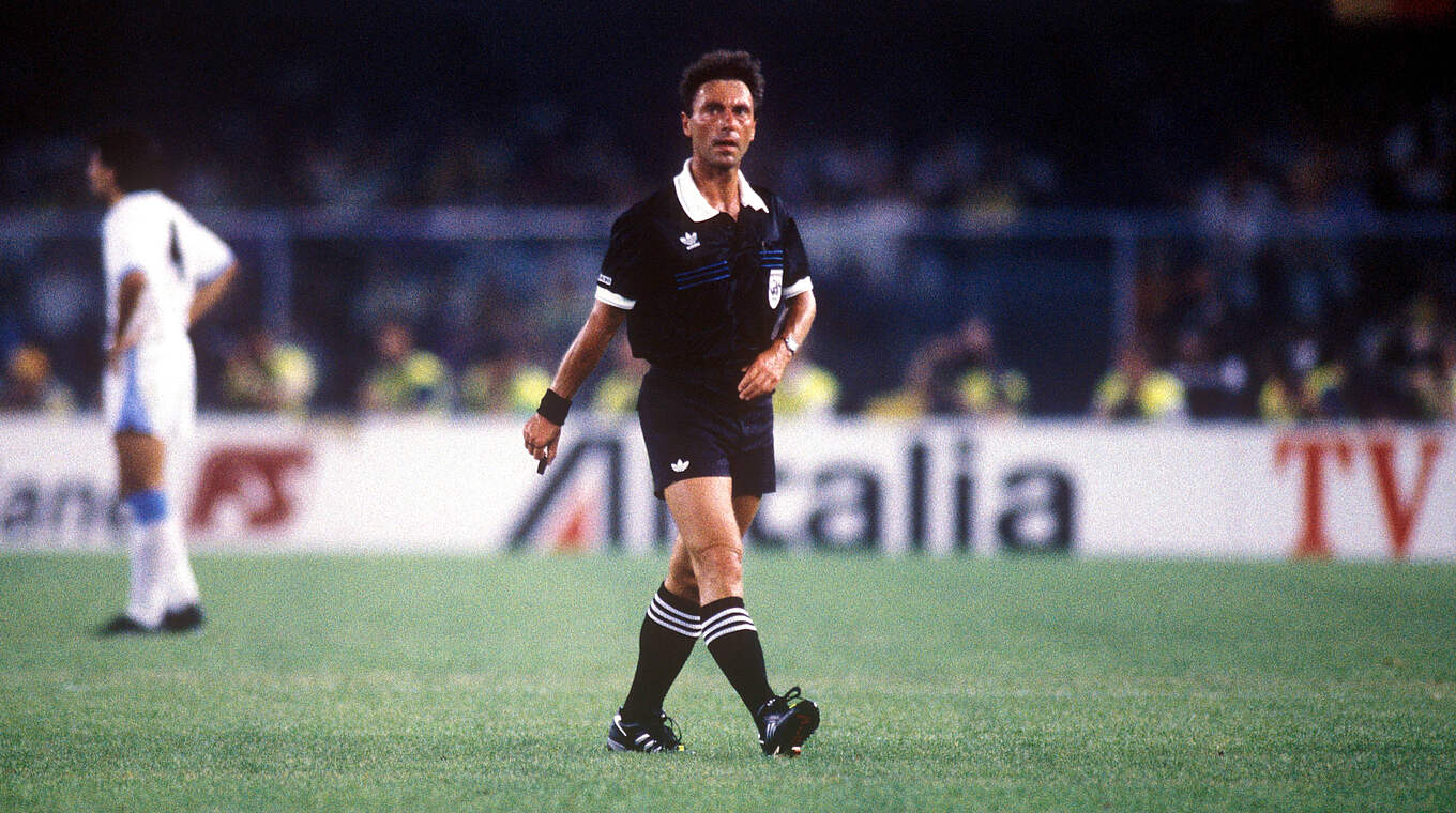 Schiedsrichter: Siegfried Kirschen im Einsatz bei der WM 1990  © IMAGO