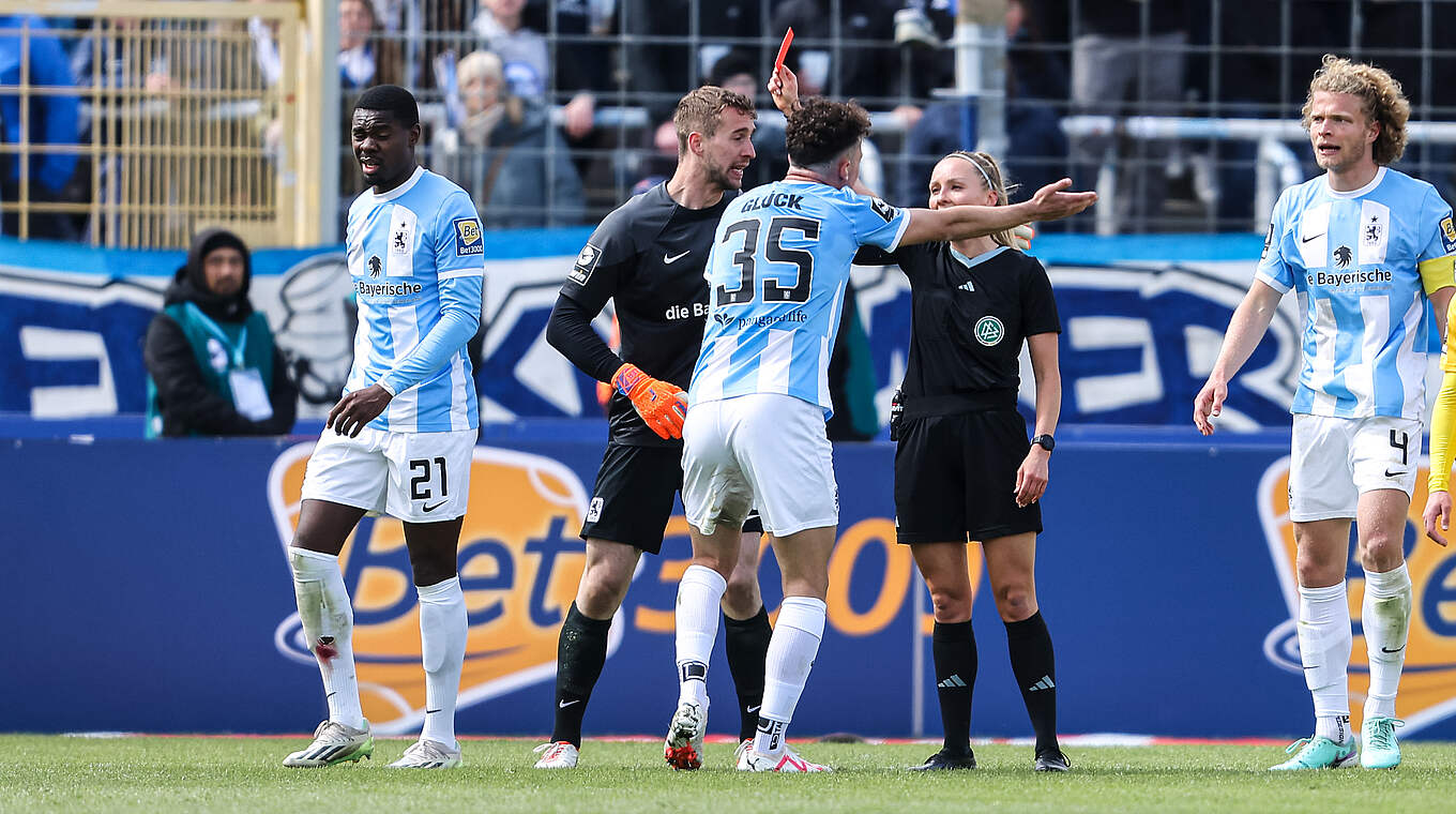 Gegen den 1. FC Saarbrücken vom Platz gestellt: Münchens Leroy Kwadwo © 2024 Getty Images