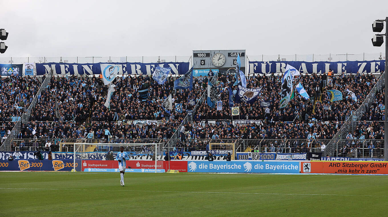 Volles Haus in München: 15.000 Fans bei der Partie 1860 gegen Saarbrücken © Imago